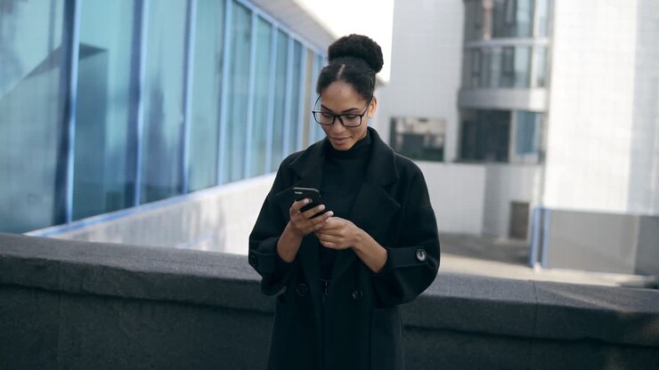 Woman Gots Message Surprise, Reads Stunning News On Mobile Phone