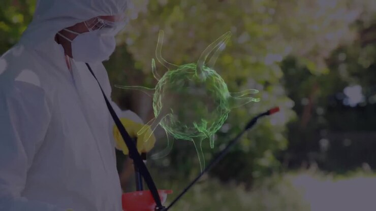 Cellula Covid-19 fluttuante su un operatore sanitario maschio che indossa indumenti protettivi e spruzza disinfettante