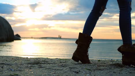 mujeres caminando por la playa 4k