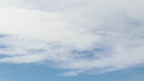 Sonnige-Zeitrafferwolken-Im-Mai-In-Oregon-Mit-Blick-Auf-Die-Waldgebiete-Von-Washington