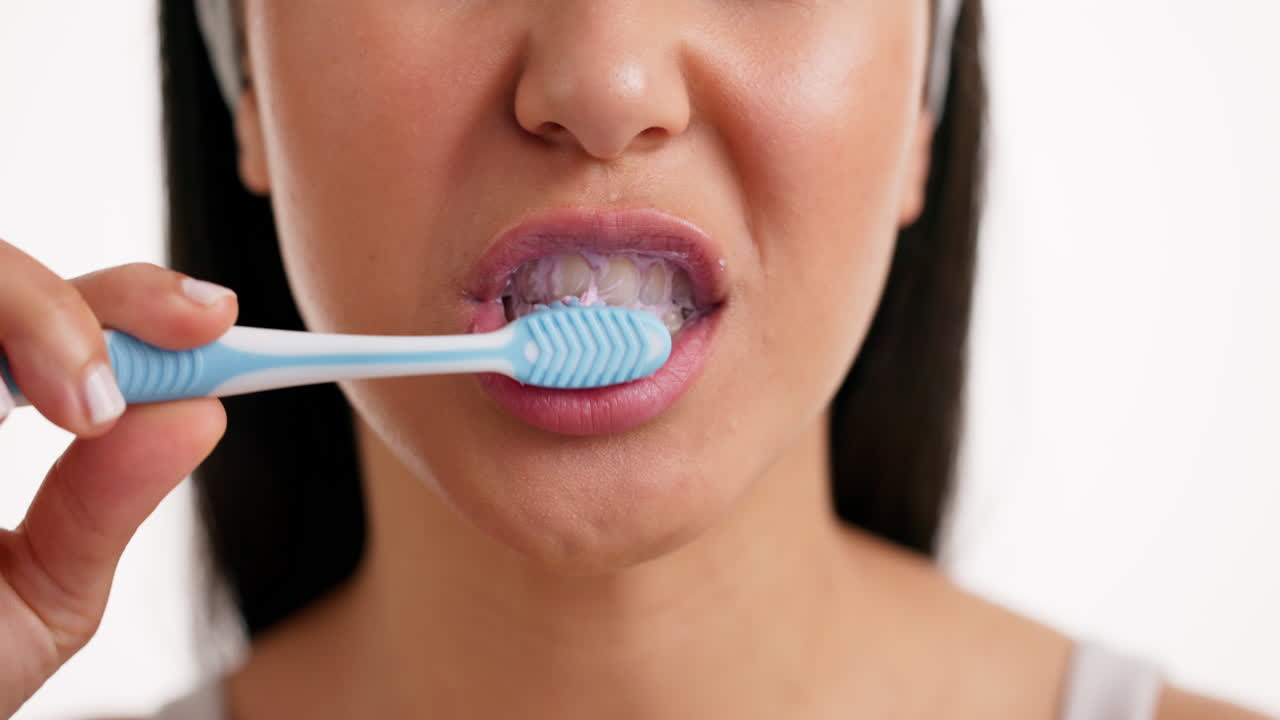 mujer cepillándose los dientes