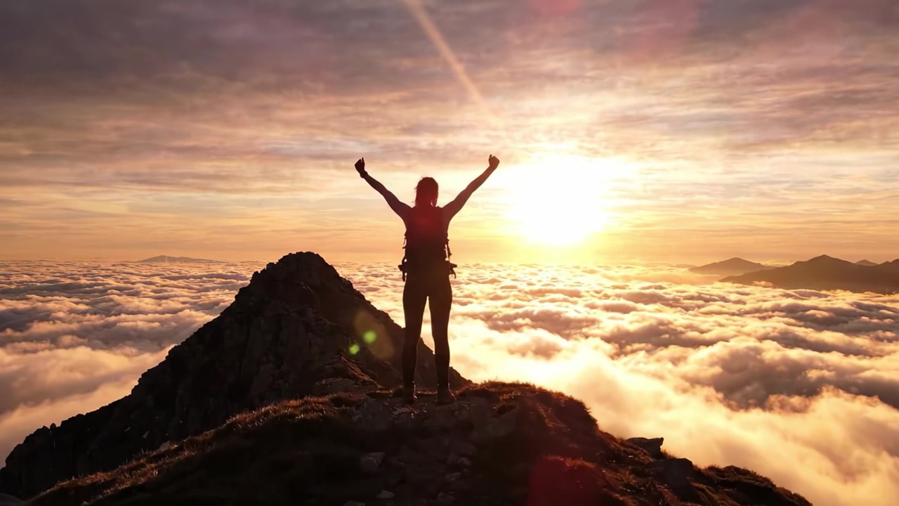 Una vista pacífica del atardecer desde la cima de la montaña, capturando la esencia de la libertad y la aventura con una figura silueteada que abraza el horizonte.