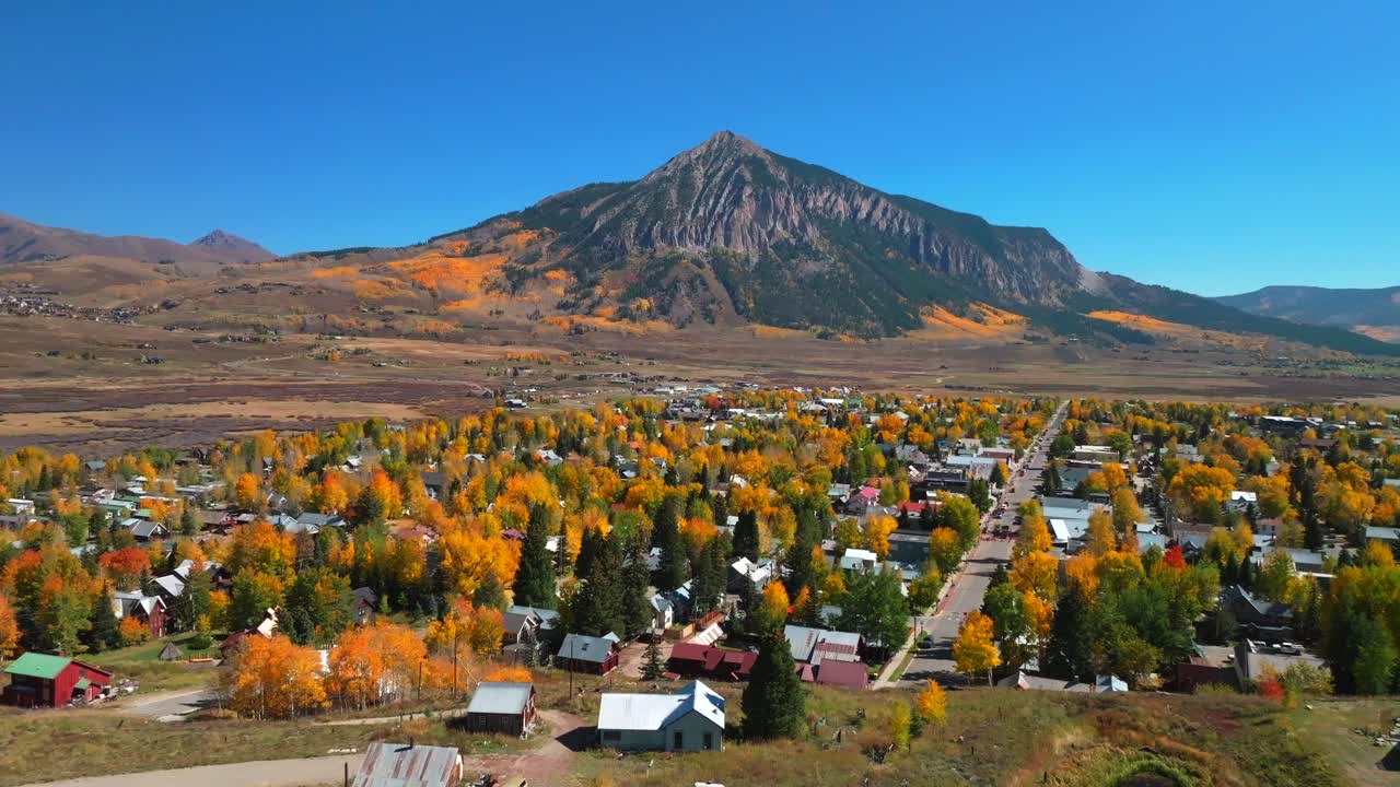 vista aérea de una ciudad montañosa en otoño