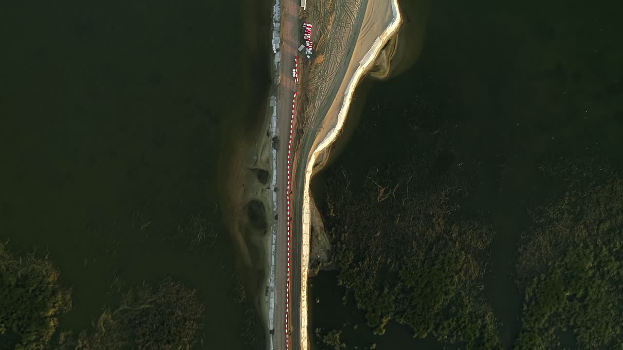 폴란드 모래 산업 선착장 상공을 비행하는 드론