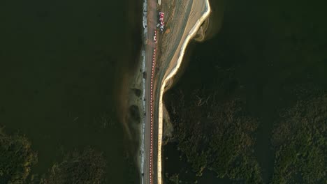 Drohne-Fliegt-über-Sandigem-Industriehafen-In-Polen