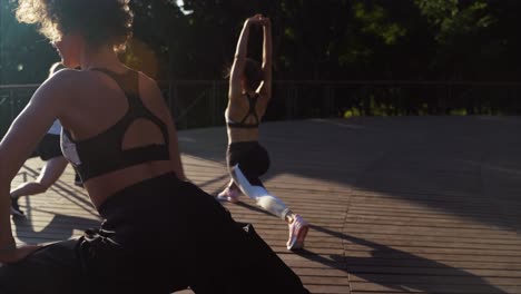 mujeres estirándose al aire libre