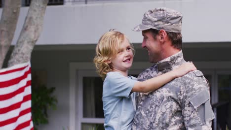 Papá-Militar-Caucásico-En-Uniforme-Recogiendo-A-Su-Hijo-En-El-Jardín