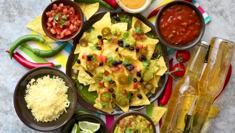 Mexikanische-Nachos-Tortilla-Chips-Mit-Black-Bean-Jalapeno-Guacamole