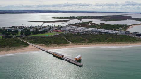 vista lenta por drones del muelle sur de queenslcliff y del puerto de queenscliff con la isla de los cisnes al fondo