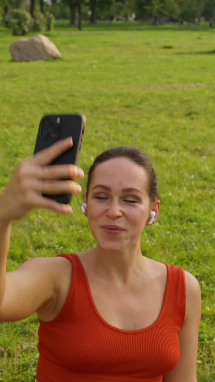 Mulher tirando selfie em um parque