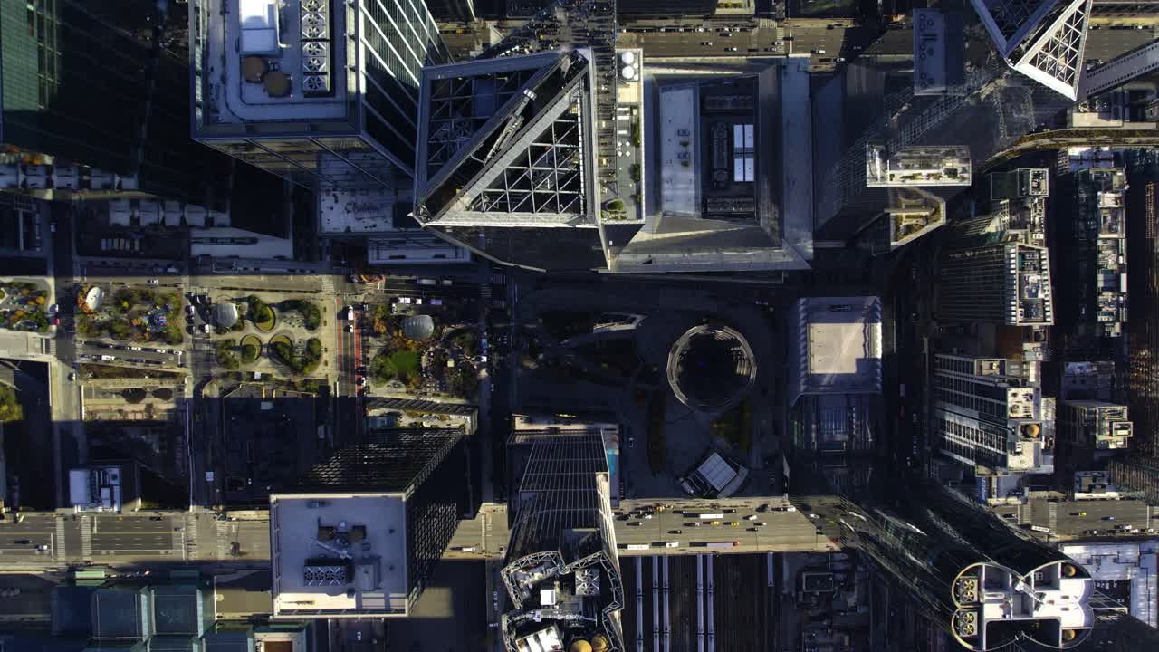 Arranha-céus iluminados pelo sol em Hudson Yards, na ensolarada Nova Iorque, EUA - Vista aérea