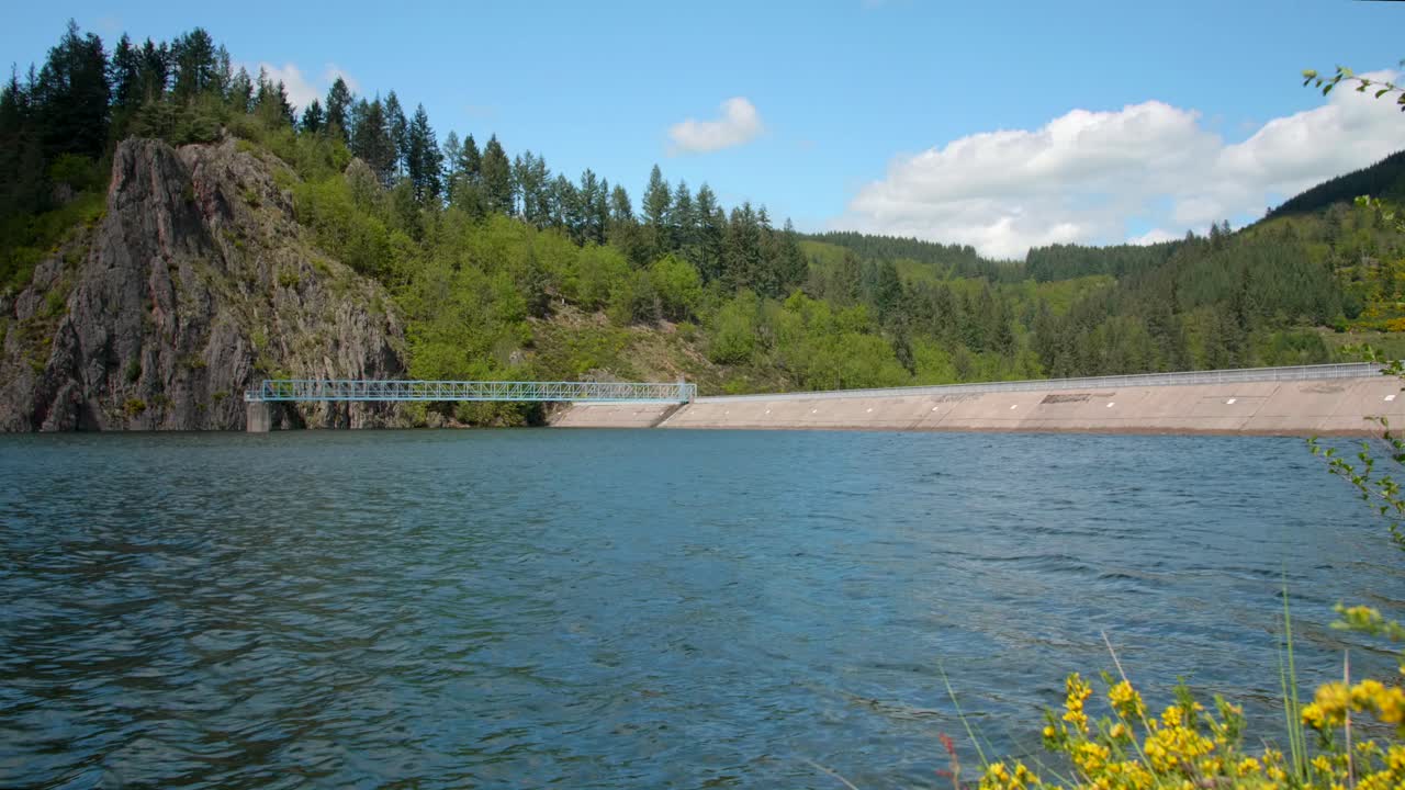 강 댐에서 바람이 부는 날 - barrage du chartrain et du rouchain - loire auvergne rhône alpes france