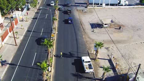 vista de un dron volando hacia adelante sobre una carretera en un pequeño pueblo