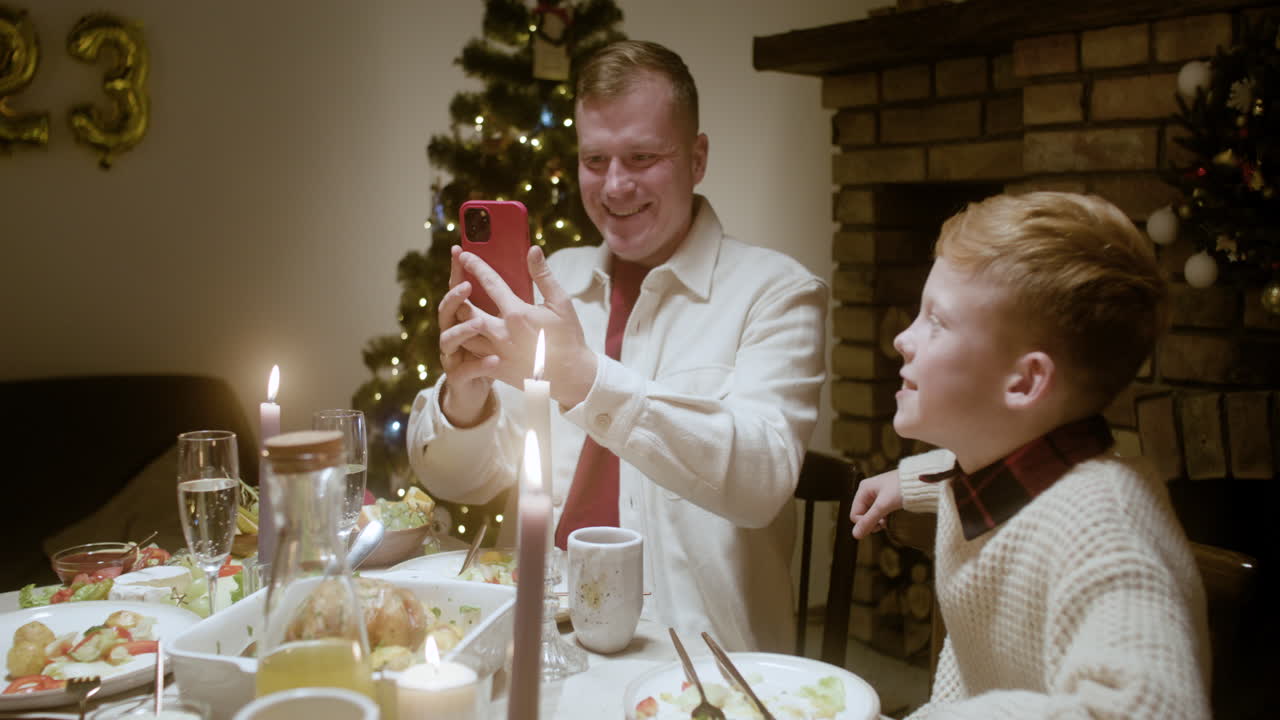 거실에서 새해 전날 축제.