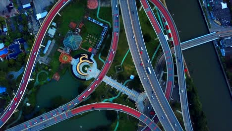 coches conduciendo en carreteras y carreteras de forma circular. vista aérea superior del puente bhumibol en la estructura del concepto de arquitectura de suspensión, ciudad urbana, bangkok, tailandia.