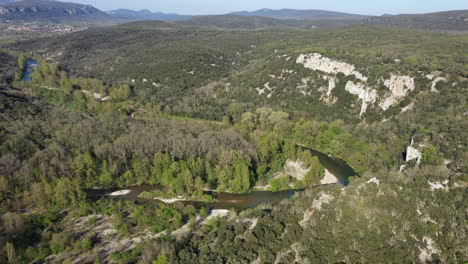 Luftaufnahme-Des-Flusses-Herault,-Nationalpark-Cevennen-Im-Hintergrund