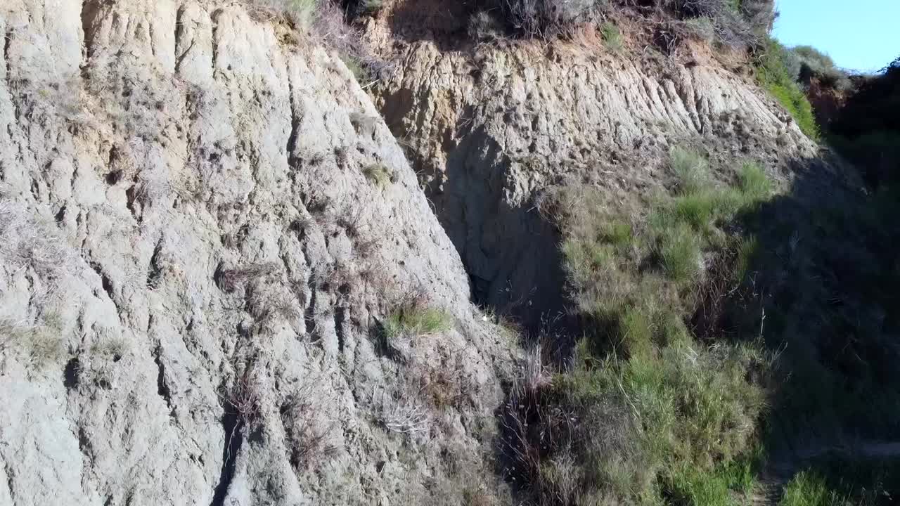 부드럽고 부드러운 공중 드론 비행은 앞으로 날아다니며 드론은 천천히 아오르고 드론은 협곡 절벽을 통과합니다.