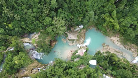 Mehrstufige-Kawasan-Wasserfälle-Und-Wasserfallblaue-Pools-Inmitten-üppigen-Tropischen-Dschungels
