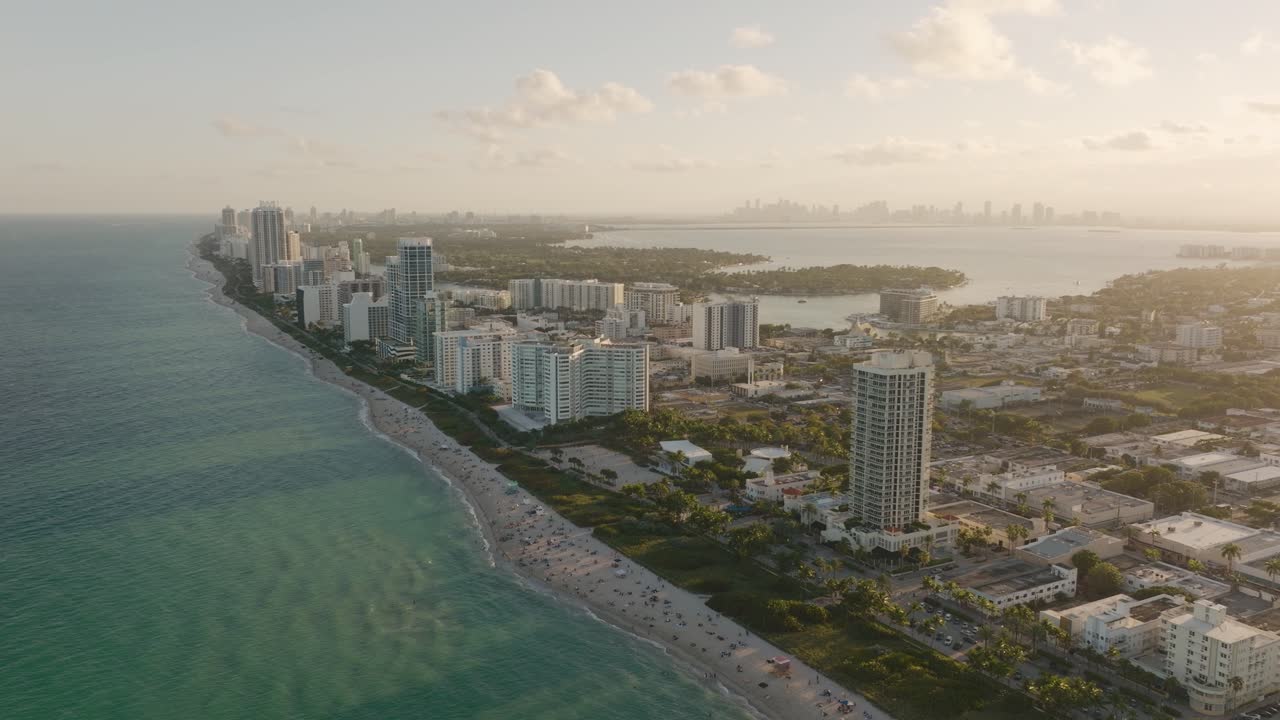 playa de miami, florida. vista panorámica aérea de drones
