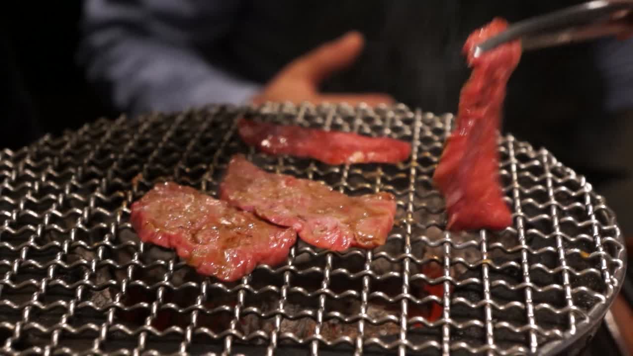 불 위에 놓인 로스트 스테이크  ⁇ 고기, 일본 bbq, 이케부쿠로, 도쿄, 일본