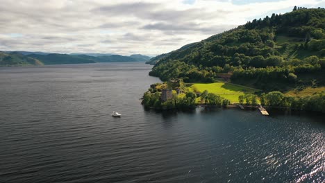 Majestätische-Ruinen:-Luftaufnahme-Von-Urquhart-Castle-Am-Loch-Ness,-Im-Herzen-Der-Schottischen-Highlands,-Inverness,-Schottland