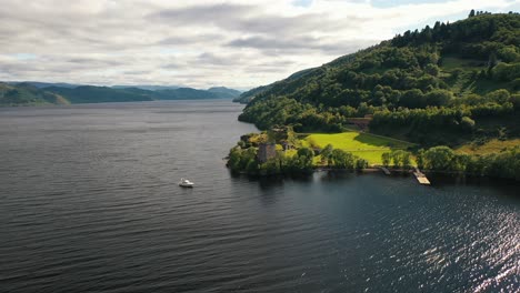 ruinas majestuosas: vista aérea del castillo de urquhart en el lago ness, corazón de las tierras altas escocesas, inverness, escocia