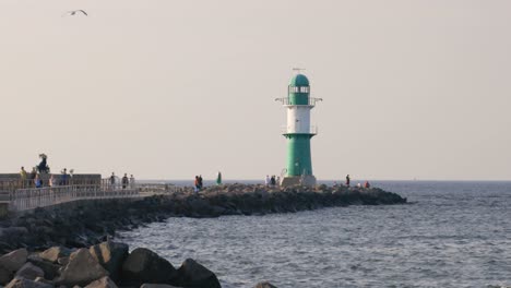 impresiones de la playa en warnemünde warnemuende cerca de rostock en una hermosa tarde de verano en alemania, europa