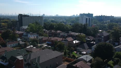 Toma-Aérea-Volando-Hacia-El-Horizonte-De-La-Ciudad-De-Toronto