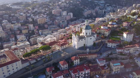 sanremo, liguria, italia es una ciudad en la costa mediterránea de liguria, en el noroeste de italia