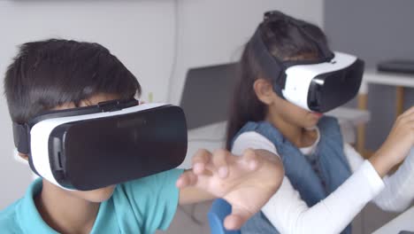 Un-Par-De-Niños-Usando-Auriculares-Vr