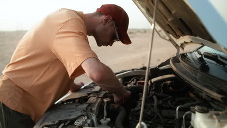 Broken-down-car-in-the-desert