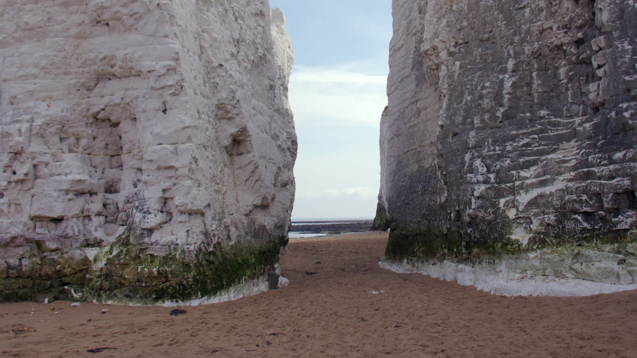 Inquadratura grandangolare con zoom tra i faraglioni di gesso sulla spiaggia di Botany Bay con la bassa marea. A Marine Drive, Broadstairs