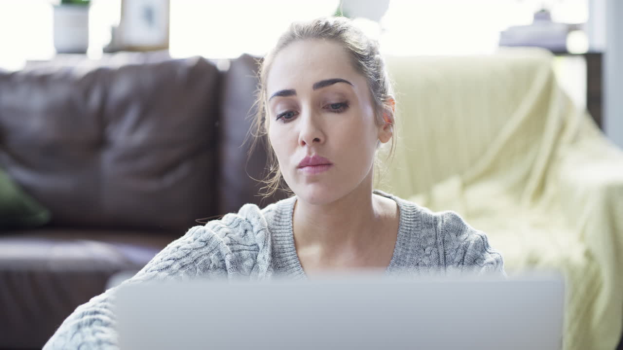 una mujer joven, pensante y seria en las redes sociales