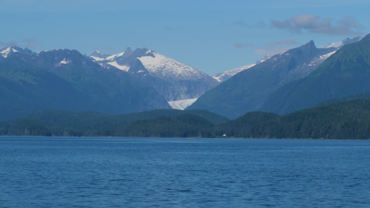 Navigando da Juneau, Alaska, in una giornata di sole. Il ghiacciaio Mendenhall e le montagne circostanti sullo sfondo.