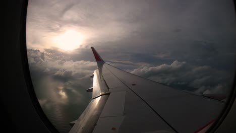 Sonnenuntergang-Und-Schöne-Wolken-Aus-Dem-Fenster-Des-Linken-Flügels-Des-Flugzeugs-Wecken-Reiseerinnerungen