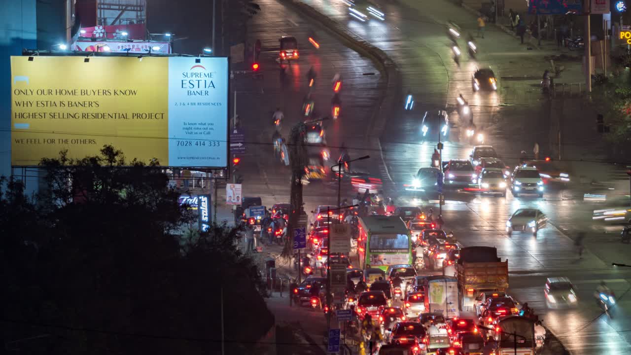 도시 풍경, 광고 및 인도의 한 도시, 마하라슈트라의 교차로에서 무거운 교통의 시간 간격의 공중 풍경