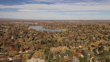 un vuelo sobre un suburbio de denver