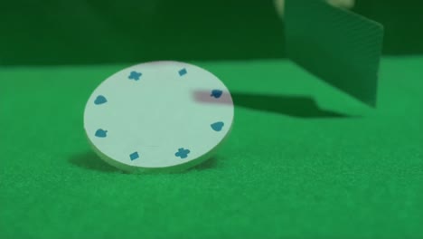 cartas de póquer y fichas en una mesa de póquer verde