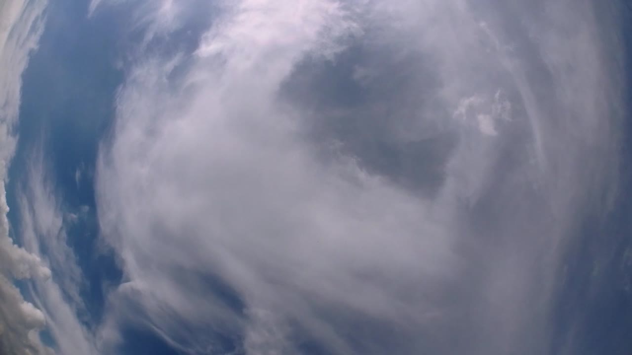 화창한 오후에 움직이는 푸른 하늘과 구름층