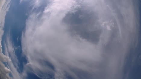 cielo azul y capa de nubes moviéndose en una hermosa tarde soleada