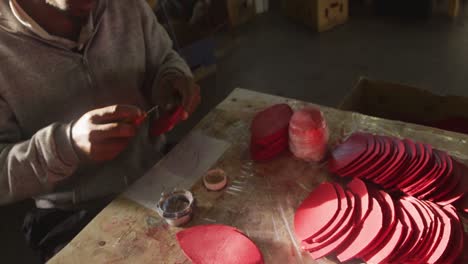 hombre de raza mixta trabajando en una fábrica