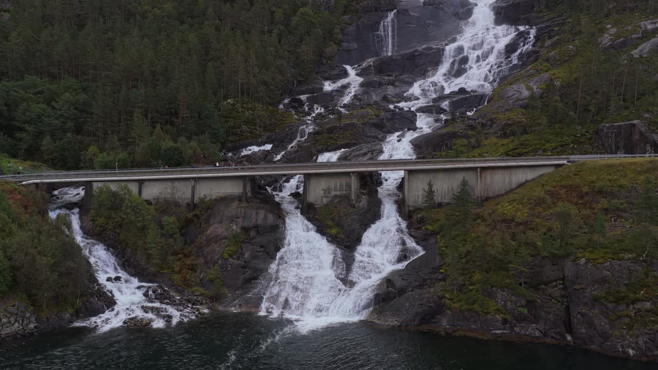 Volo panoramico sulla cascata di Langfossen nel paesaggio montano norvegese.