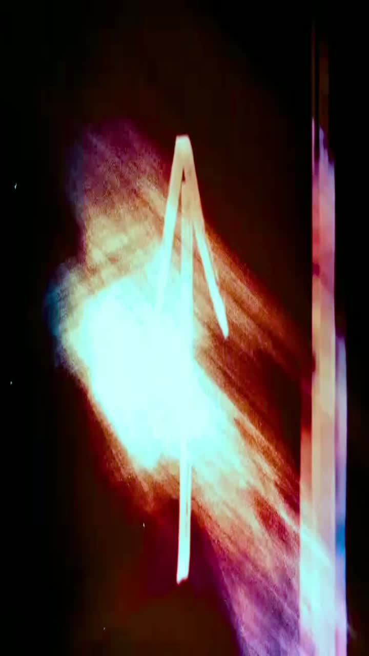 Strisce di luce verdi astratte ed effetto glitch su sfondo nero