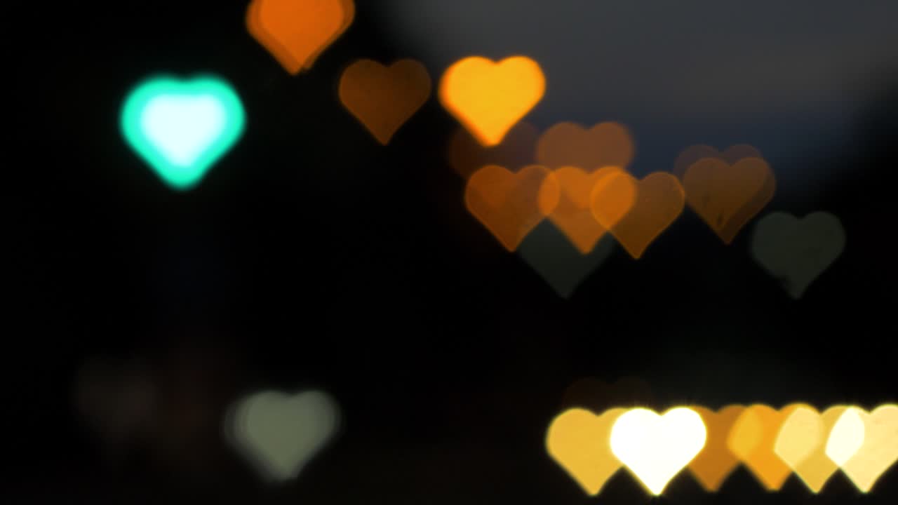bokeh de hermosos corazones del camión en movimiento y los semáforos en la noche, el día de san valentín, el día de la boda o las redes sociales como concepto de fondo
