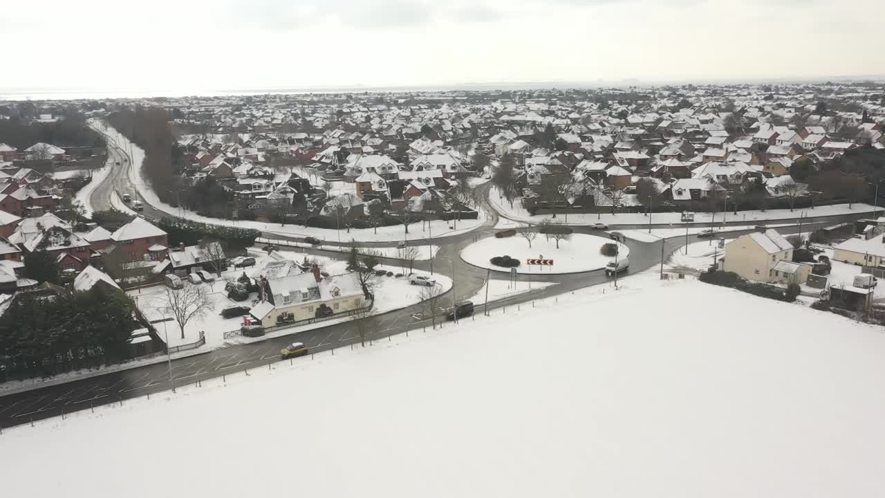 보기가 왼쪽으로 아래로 이동함에 따라 공중 샷 원형 교차로