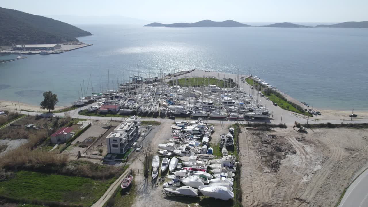 Nea Peramos Kavala, Yunanistan'daki Marina Tersanesi, Bakım İçin Karada Depolanan Yelkenli Teknelerin Dron Görünümü.