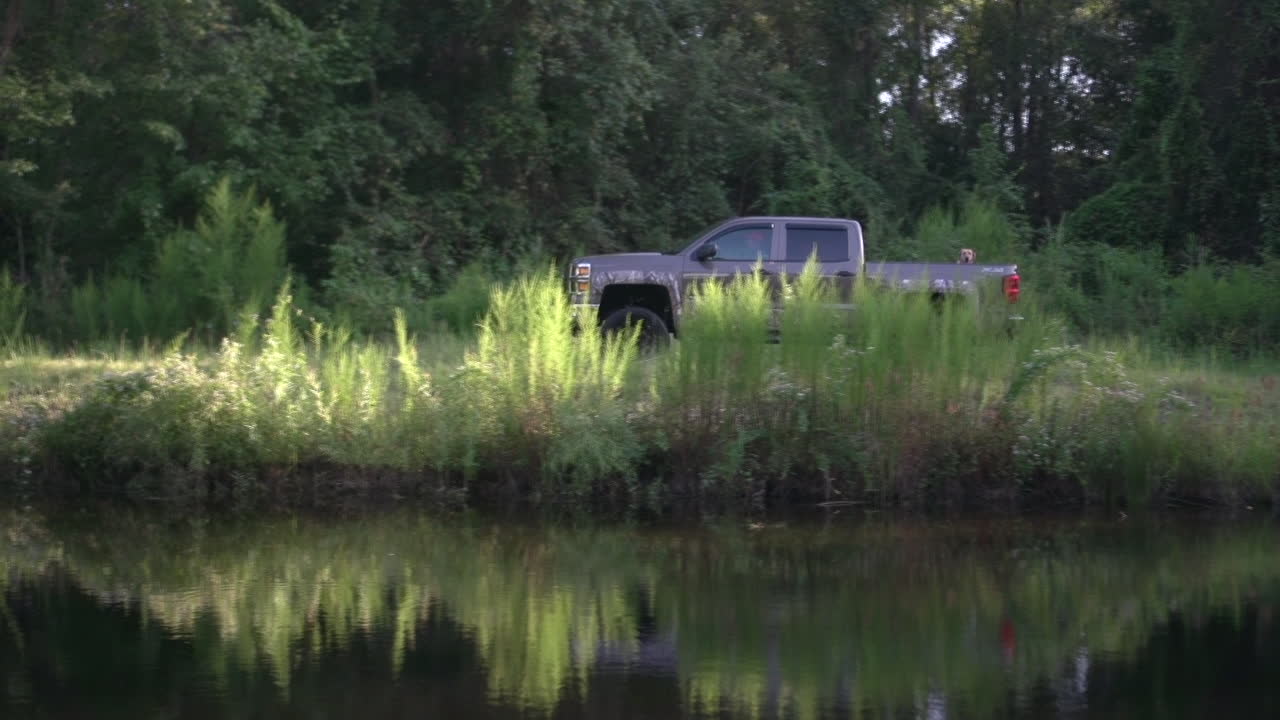 시골길이나 비포장도로를 달리는 트럭