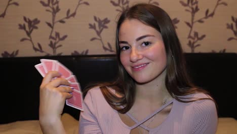 chica jugando a las cartas, usando cartas como fan