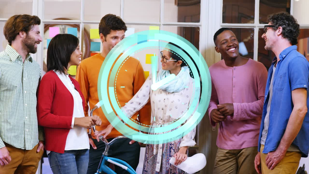 animación del reloj sobre diversos colegas de negocios masculinos y femeninos riendo después del trabajo