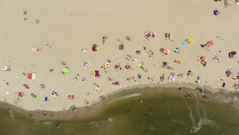 vista aérea de una playa llena de gente en un día soleado